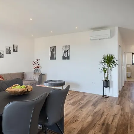 Charmante Mit Balkon * Karpinjan