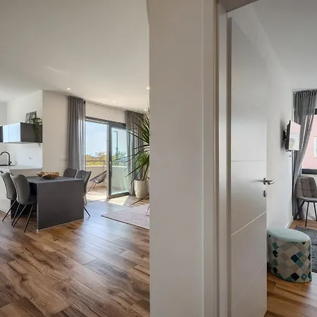 Charmante Mit Balkon Apartment Karpinjan
