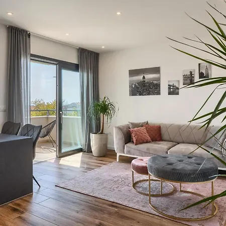 Charmante Mit Balkon * Karpinjan