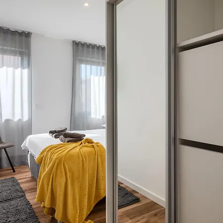 Charmante Mit Balkon Karpinjan