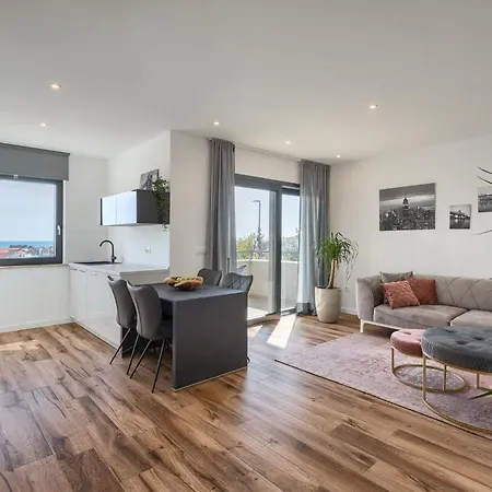 Charmante Mit Balkon * Karpinjan