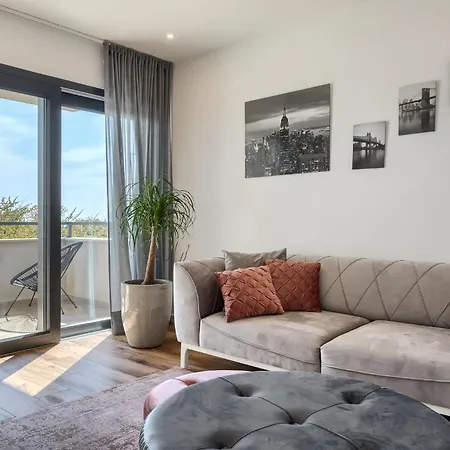 Appartement Charmante Mit Balkon Karpinjan