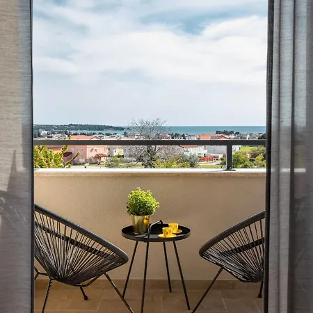 Charmante Mit Balkon Appartement *