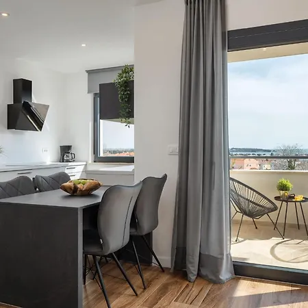 Charmante Mit Balkon * Karpinjan