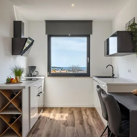 Appartement Charmante Mit Balkon Karpinjan