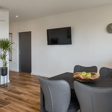 Charmante Mit Balkon * Karpinjan