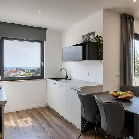 Charmante Mit Balkon Lägenhet Karpinjan