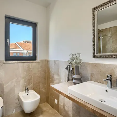 Charmante Mit Balkon Lägenhet Karpinjan