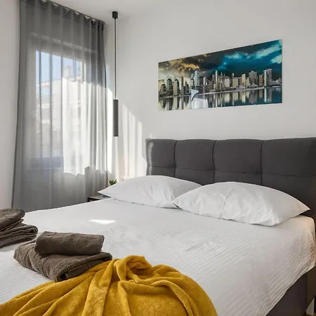 Charmante Mit Balkon Apartament Karpinjan
